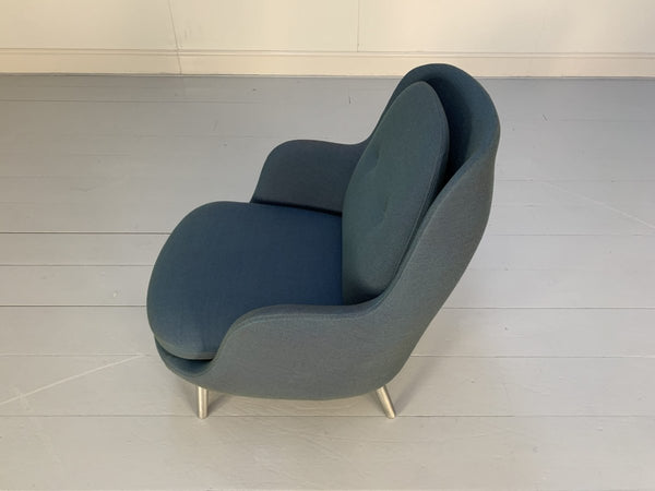 Fritz Hansen Fri Lounge Armchair - In Blue Fabric @ REHAUS