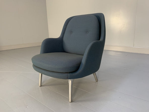 Fritz Hansen Fri Lounge Armchair - In Blue Fabric @ REHAUS