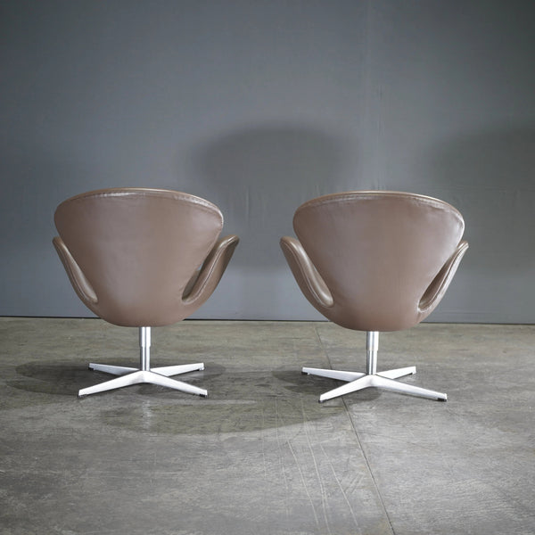 Fritz Hansen Swan™ Leather Chair by Arne Jacobsen, set of 2 - REHAUS - Fritz Hansen