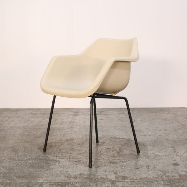 Hille Armchair by Robin Day @ REHAUS