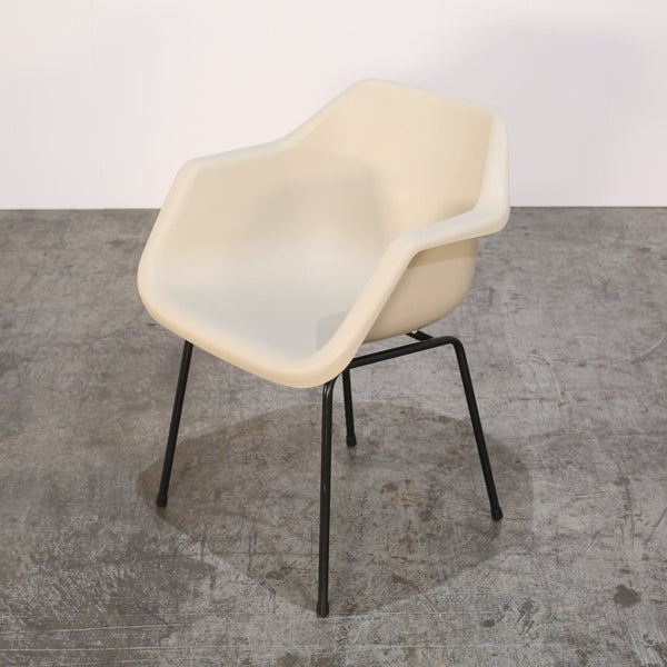 Hille Armchair by Robin Day @ REHAUS