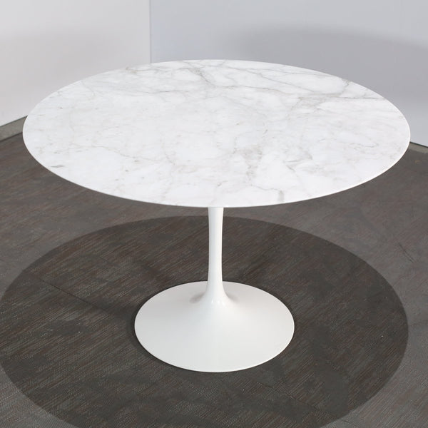 Knoll Saarinen Tulip Dining Table @ REHAUS