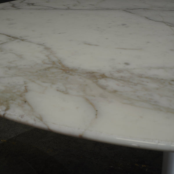 Knoll White Marble Tulip Table by Eero Saarinen @ REHAUS