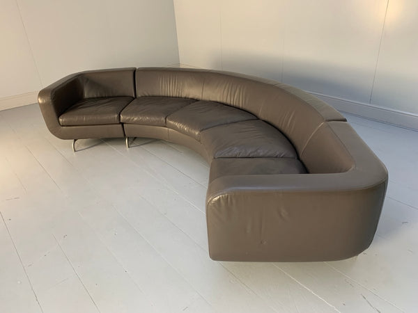 Minotti Dubuffet Curved Sofa - in Dark Grey Pelle Leather @ REHAUS