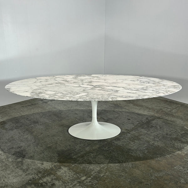Saarinen Arabescato Oval Dining Table by Knoll @ REHAUS