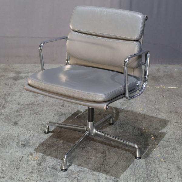 Vitra Soft Pad EA208 Chair by Charles & Ray Eames @ REHAUS