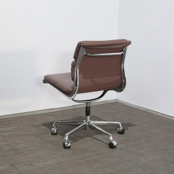 Vitra Soft Pad EA208 Chair by Charles & Ray Eames @ REHAUS