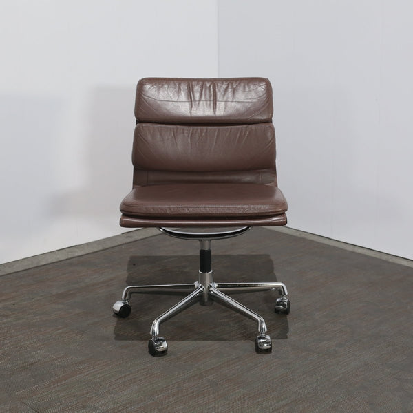 Vitra Soft Pad EA208 Chair by Charles & Ray Eames @ REHAUS
