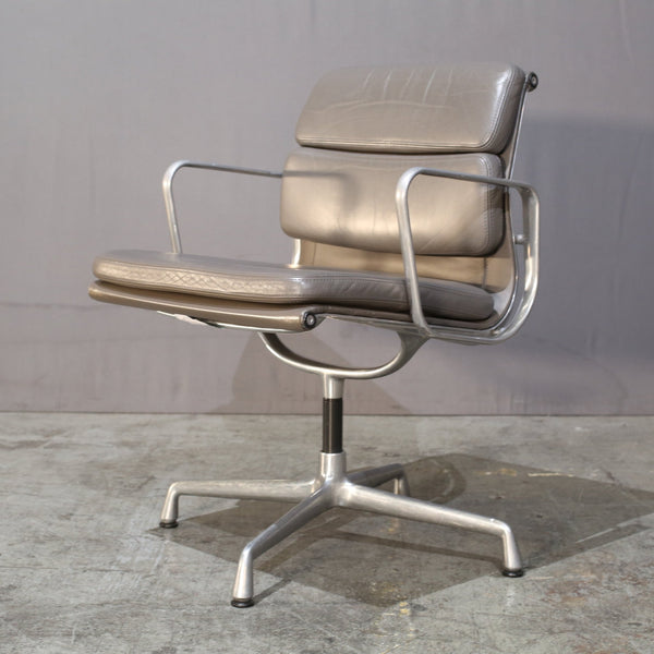 Vitra Soft Pad EA208 Chair by Charles & Ray Eames @ REHAUS