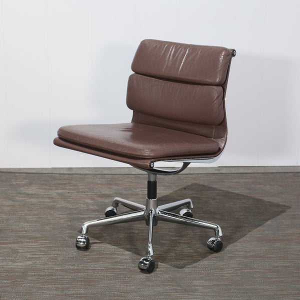 Vitra Soft Pad EA208 Chair by Charles & Ray Eames @ REHAUS