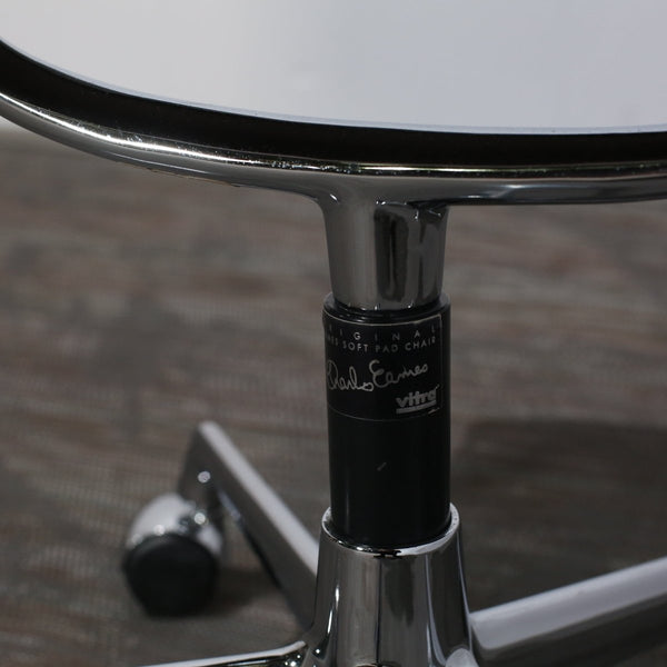 Vitra Soft Pad EA208 Chair by Charles & Ray Eames @ REHAUS