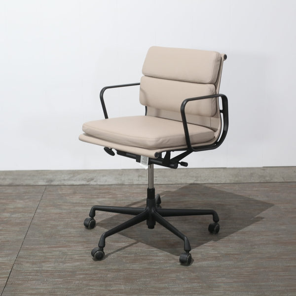 Vitra Soft Pad EA217 Chair by Charles & Ray Eames @ REHAUS