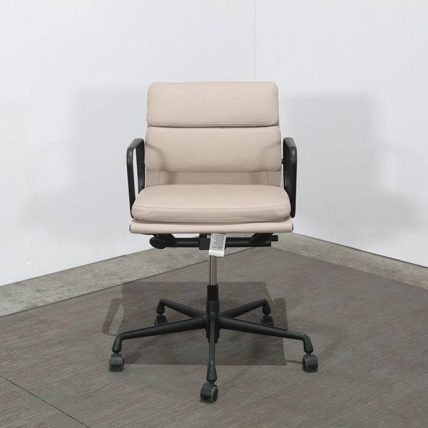 Vitra Soft Pad EA217 Chair by Charles & Ray Eames @ REHAUS