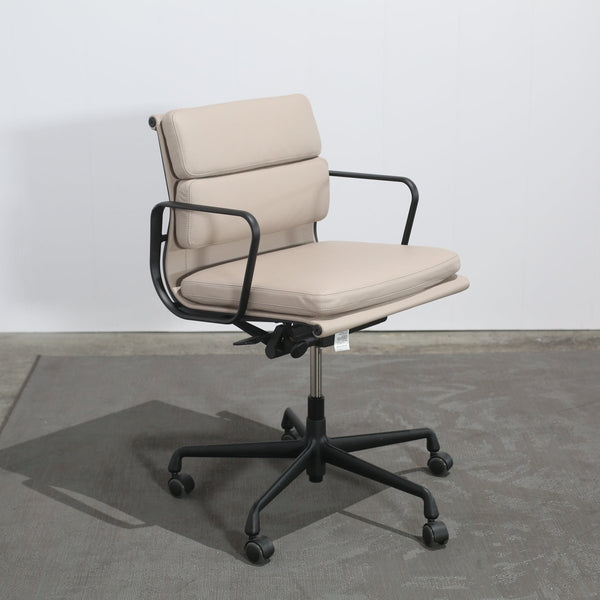 Vitra Soft Pad EA217 Chair by Charles & Ray Eames @ REHAUS