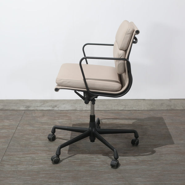 Vitra Soft Pad EA217 Chair by Charles & Ray Eames @ REHAUS