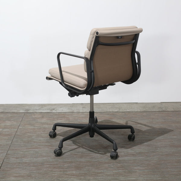 Vitra Soft Pad EA217 Chair by Charles & Ray Eames @ REHAUS