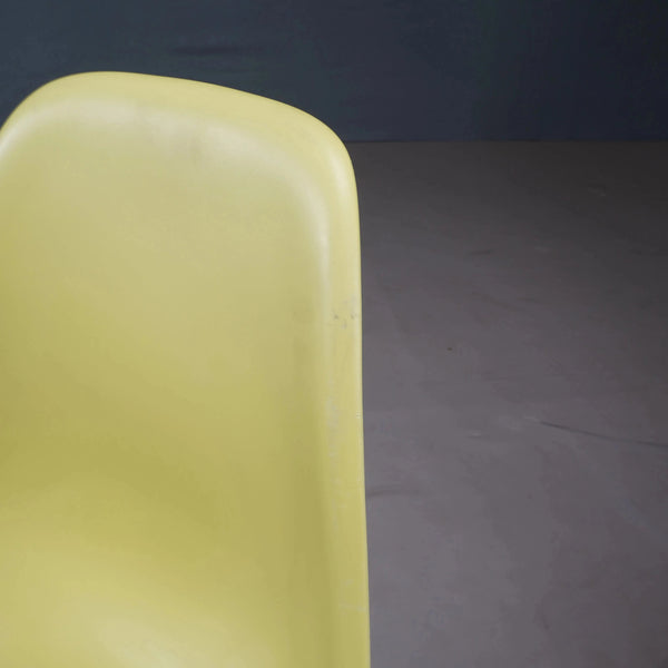 Vitra Yellow Chairs - REHAUS - Vitra
