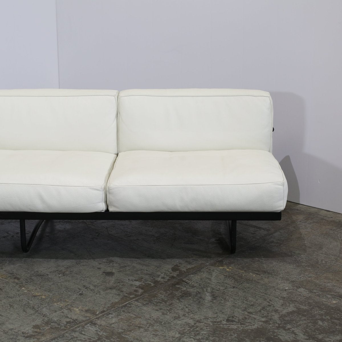 5 Canapé, Appartement Le Corbusier Three Seater in White Leather with Black Frame @ REHAUS