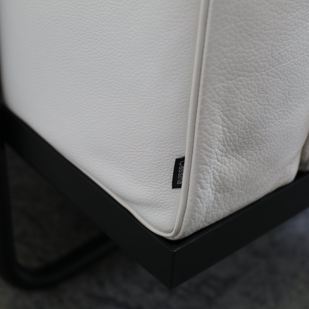 5 Canapé, Appartement Le Corbusier Three Seater in White Leather with Black Frame @ REHAUS