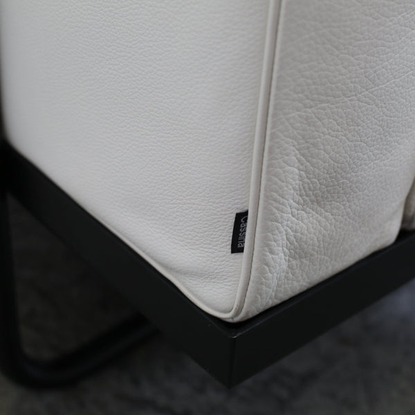 5 Canapé, Appartement Le Corbusier Three Seater in White Leather with Black Frame @ REHAUS