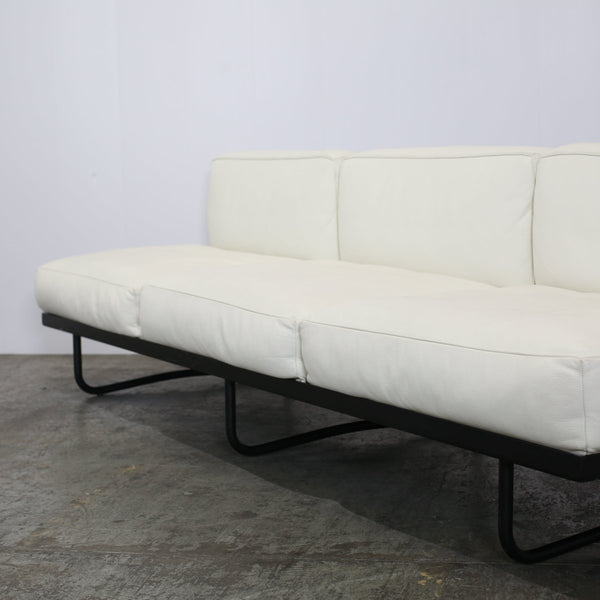 5 Canapé, Appartement Le Corbusier Three Seater in White Leather with Black Frame @ REHAUS