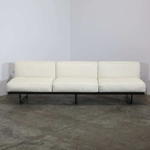 5 Canapé, Appartement Le Corbusier Three Seater in White Leather with Black Frame @ REHAUS