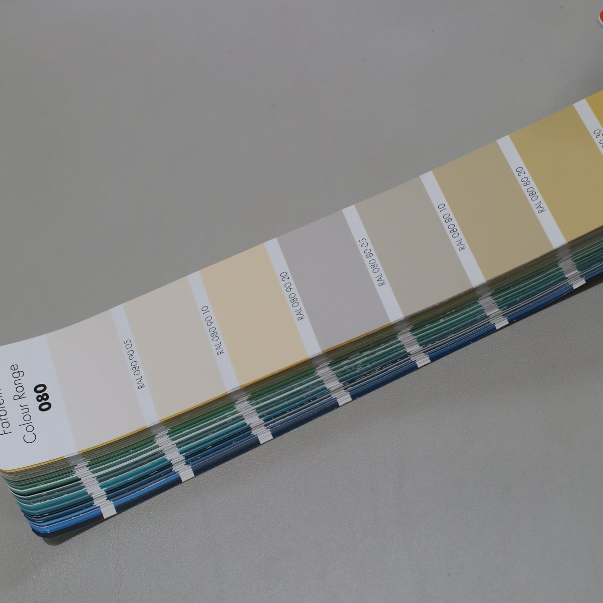 5 Canapé, Appartement Le Corbusier Three Seater in White Leather with Black Frame @ REHAUS