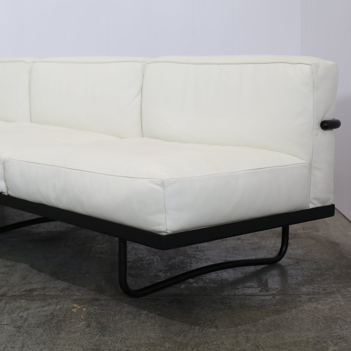 5 Canapé, Appartement Le Corbusier Three Seater in White Leather with Black Frame @ REHAUS