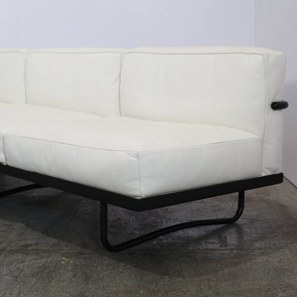 5 Canapé, Appartement Le Corbusier Three Seater in White Leather with Black Frame @ REHAUS