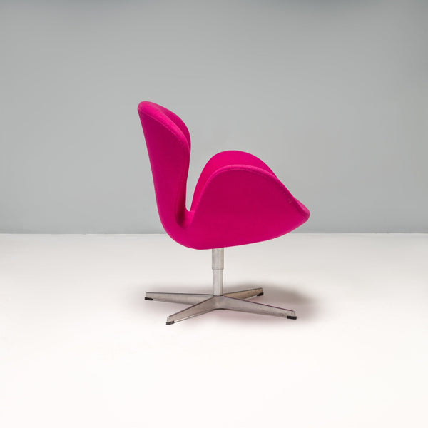 Arne Jacobsen for Fritz Hansen Purple Swan Swivel Armchair - REHAUS - arne jacobsen