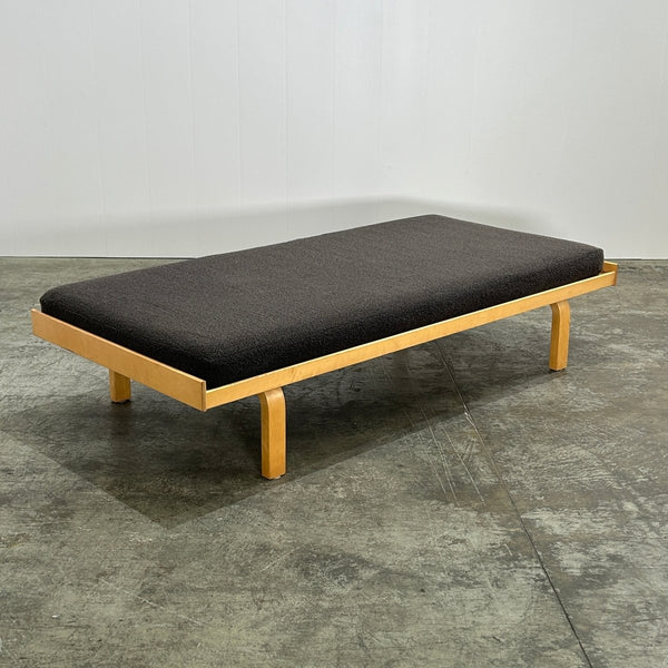Artek Daybed 710 by Alvar Aalto @ REHAUS