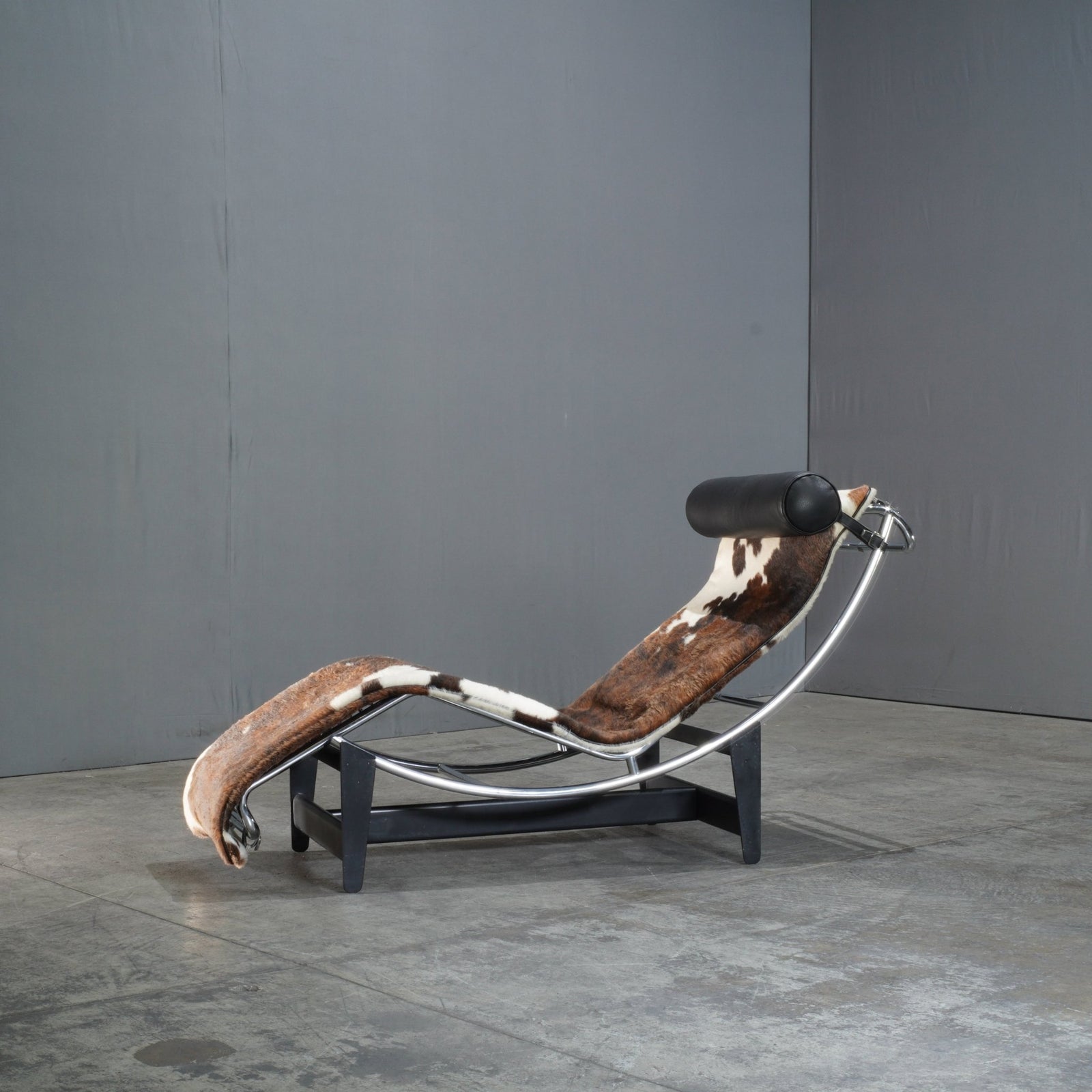 Cassina Cow Hide LC4 Chaise Lounge by Charlotte Perriand, Pierre Jeanneret and Le Corbusier @ REHAUS