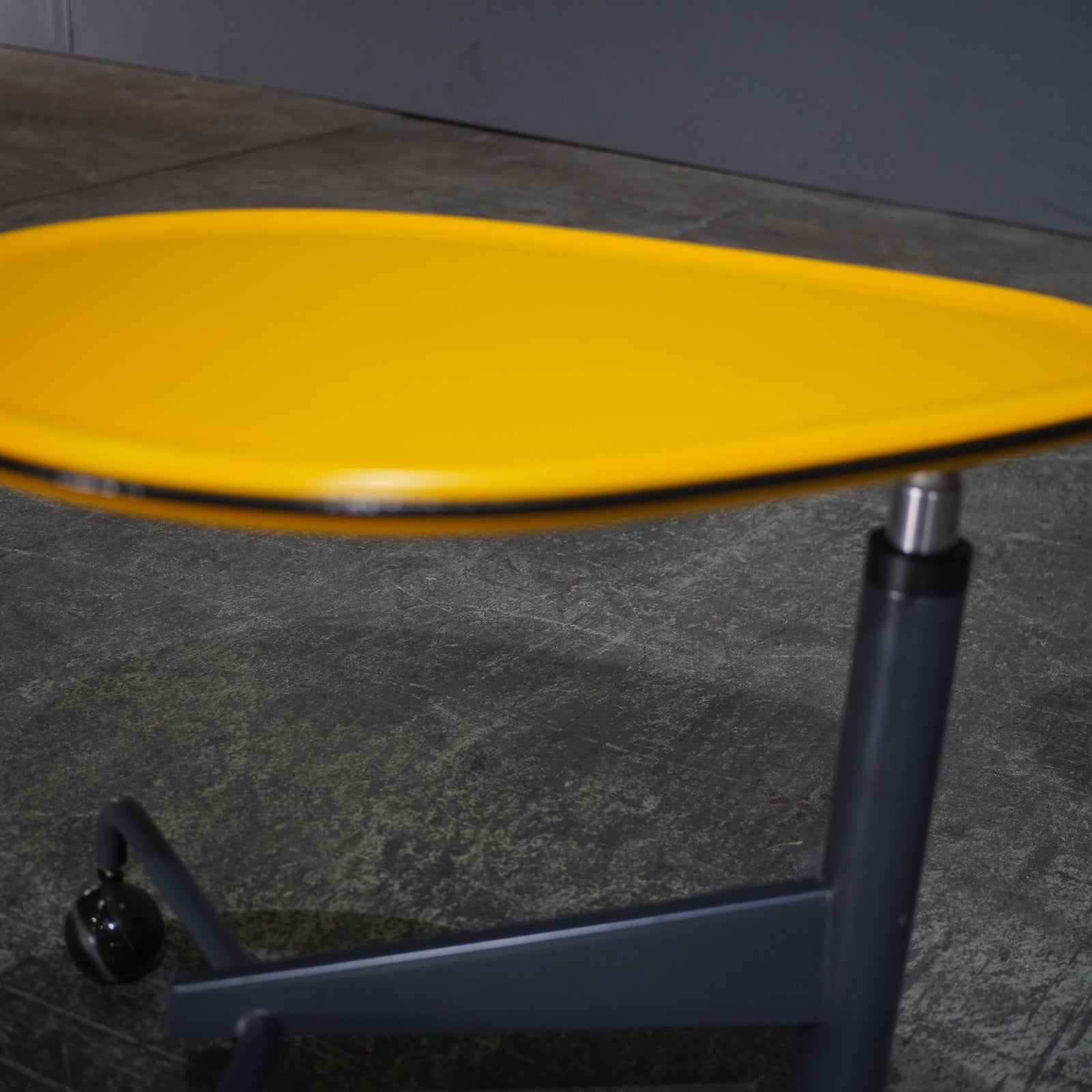 Cassina Kick Pivoting Table by Toshiyuki Kita - REHAUS - Cassina