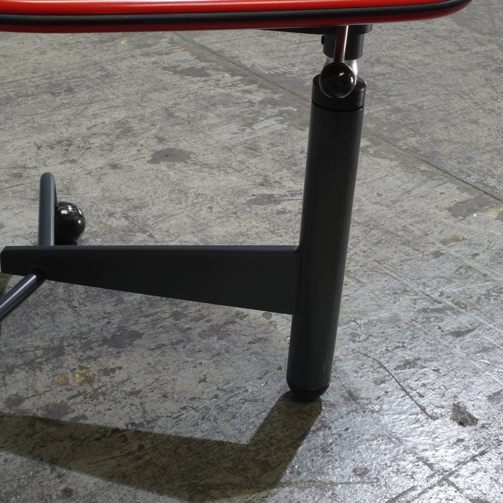 Cassina Kick Pivoting Table by Toshiyuki Kita - REHAUS - Cassina