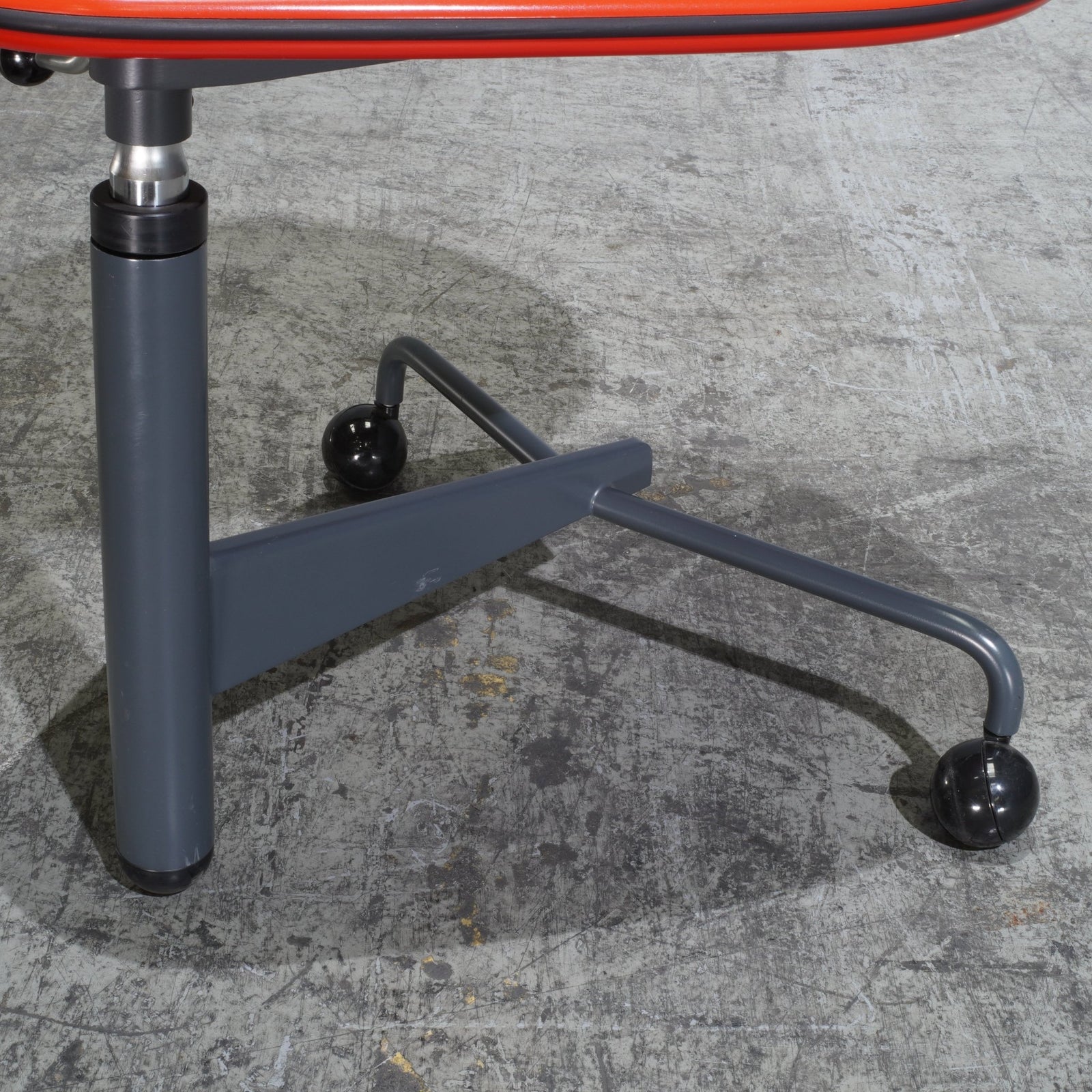 Cassina Kick Pivoting Table by Toshiyuki Kita - REHAUS - Cassina