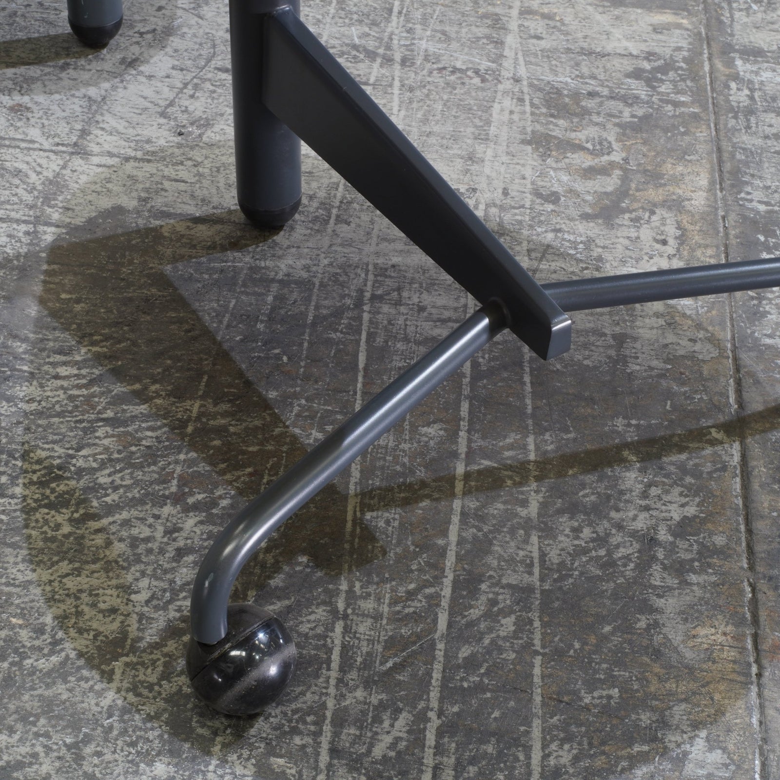 Cassina Kick Pivoting Table by Toshiyuki Kita - REHAUS - Cassina