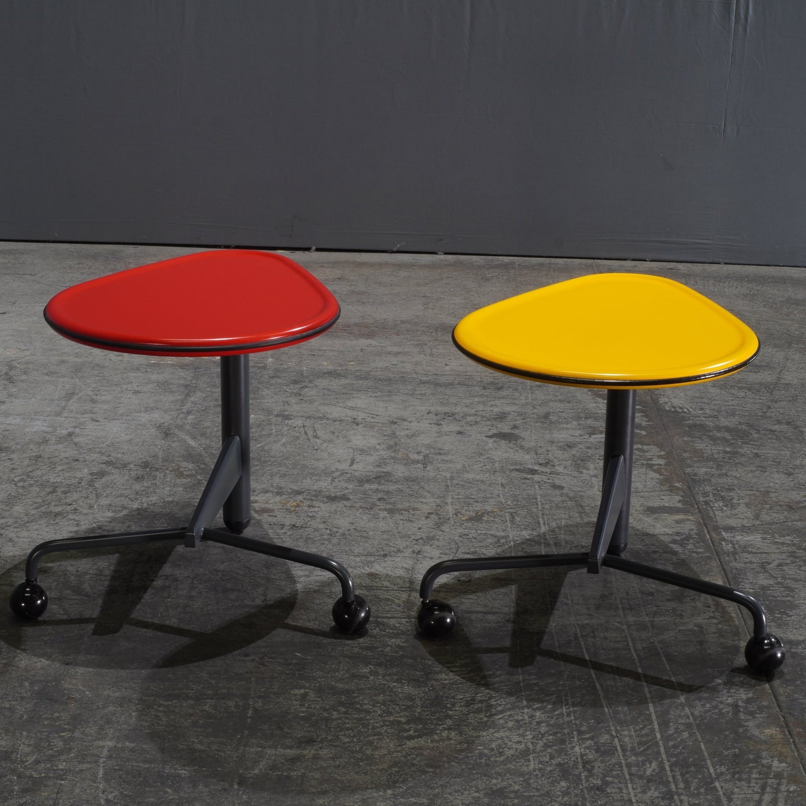 Cassina Kick Pivoting Table by Toshiyuki Kita - REHAUS - Cassina