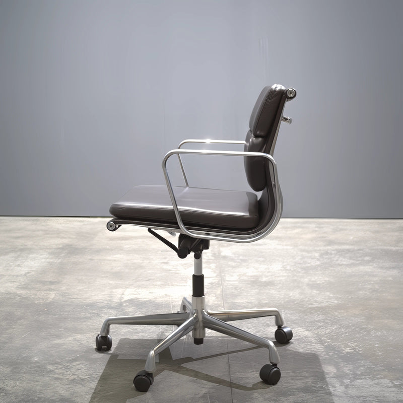 Eames EA 435 Soft Pad Black Leather Office Chair, Low Back by Vitra - REHAUS - Vitra