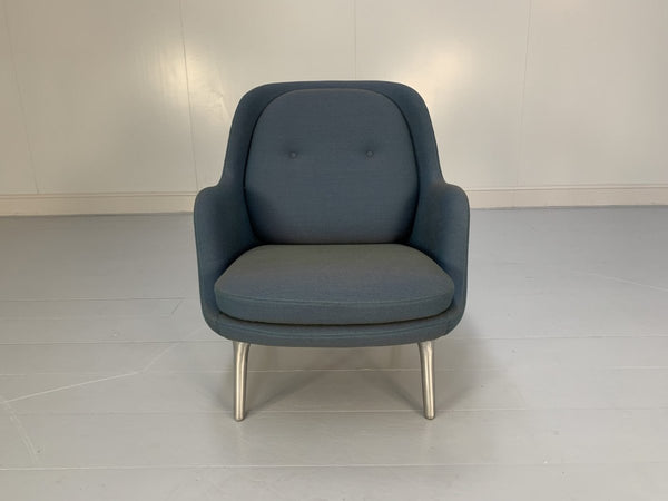 Fritz Hansen Fri Lounge Armchair - In Blue Fabric @ REHAUS
