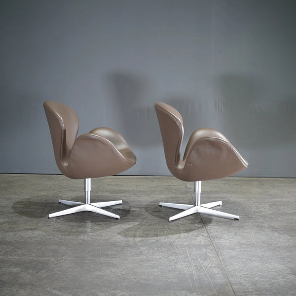 Fritz Hansen Swan™ Leather Chair by Arne Jacobsen, set of 2 - REHAUS - Fritz Hansen