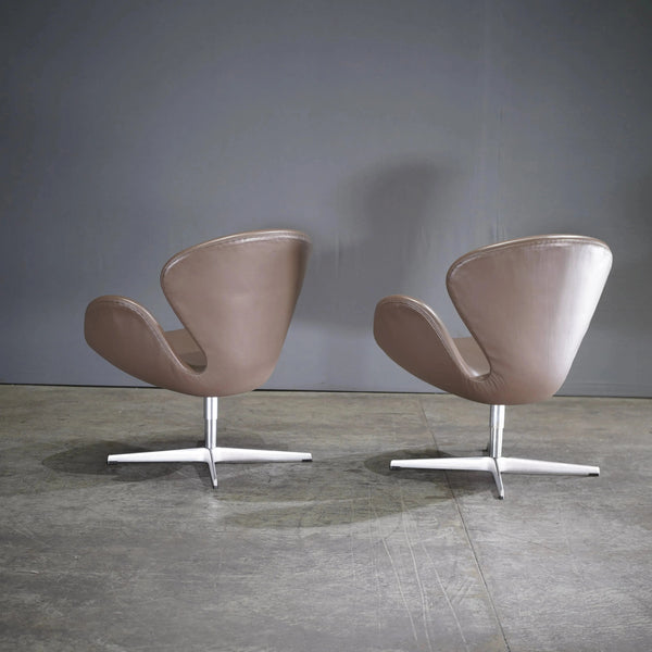 Fritz Hansen Swan™ Leather Chair by Arne Jacobsen, set of 2 - REHAUS - Fritz Hansen