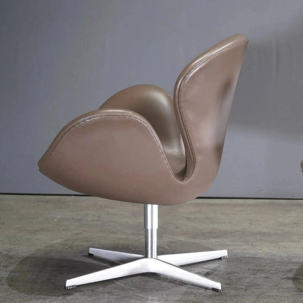 Fritz Hansen Swan™ Leather Chair by Arne Jacobsen, Single - REHAUS - Fritz Hansen