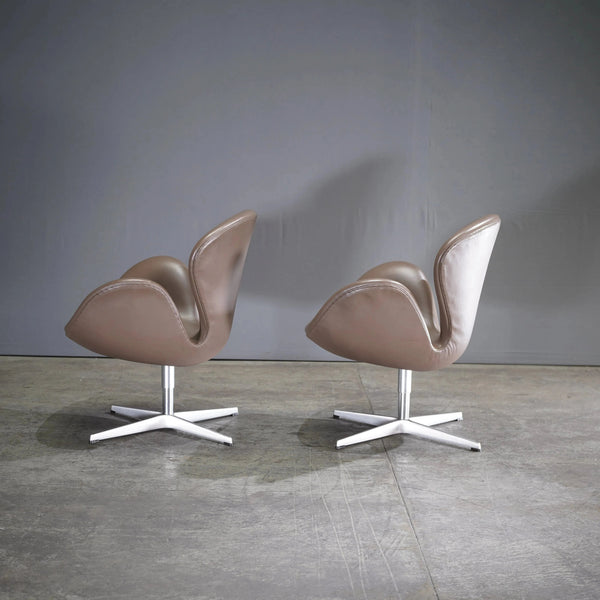 Fritz Hansen Swan™ Leather Chair by Arne Jacobsen, Single - REHAUS - Fritz Hansen