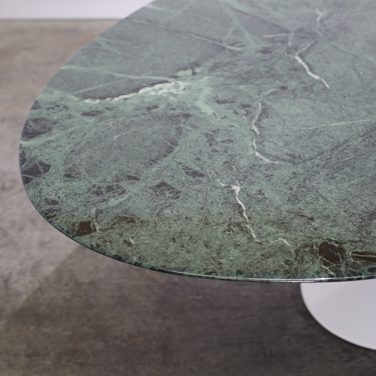 Knoll International Oval Dining Table by Eero Saarinen @ REHAUS