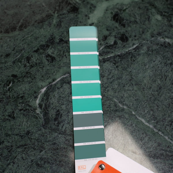 Knoll International Oval Dining Table by Eero Saarinen @ REHAUS