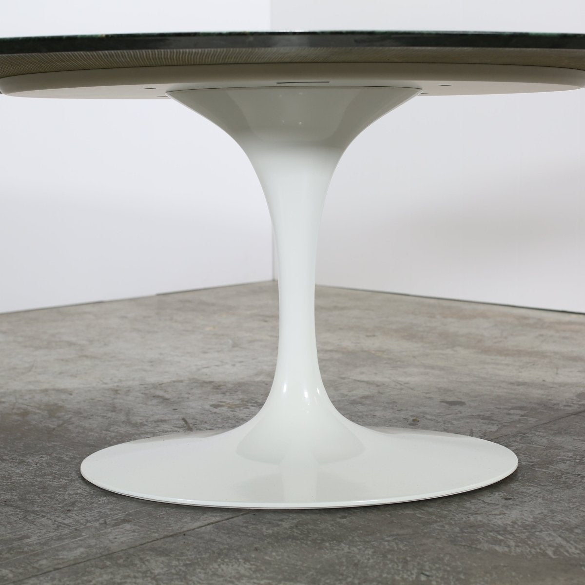 Knoll International Oval Dining Table by Eero Saarinen @ REHAUS