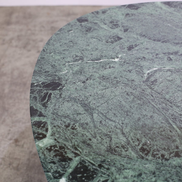 Knoll International Oval Dining Table by Eero Saarinen @ REHAUS