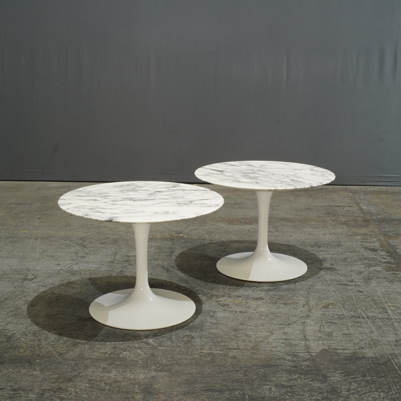 Knoll Saarinen Coffee Table with Arabescato Marble Top @ REHAUS