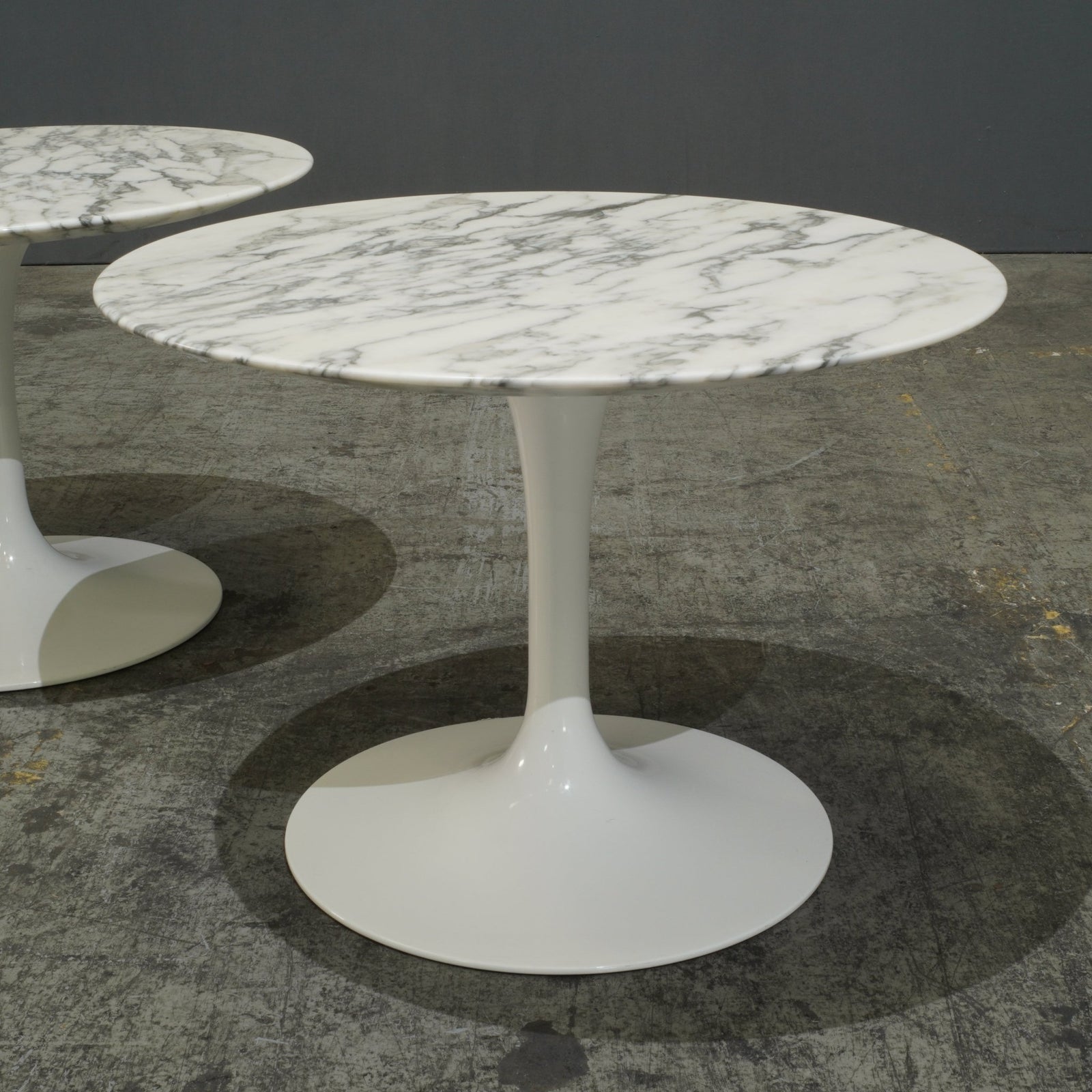 Knoll Saarinen Coffee Table with Arabescato Marble Top @ REHAUS