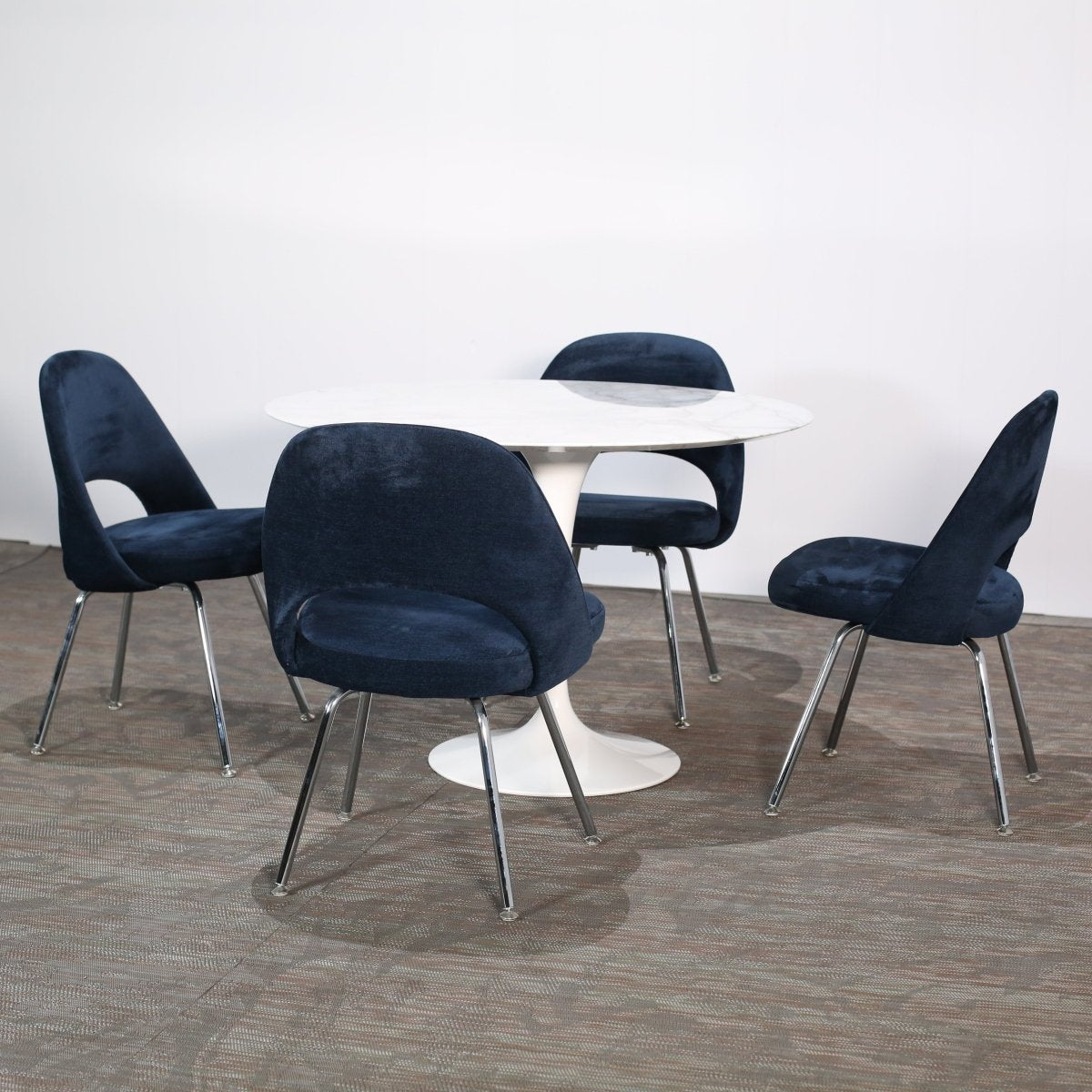 Knoll Saarinen Tulip Dining Table @ REHAUS